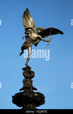 Anteros statua da Alfred Gilbert in cima alla Sahftsbury fontana commemorativa in Piccadilly Circus, London, Regno Unito Foto Stock