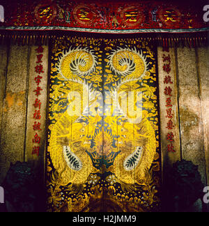 Draghi dorati a porte chiuse del tempio cinese di Thian Hock Keng, Singapore, Asia sudorientale Foto Stock