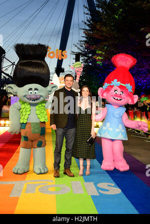 Justin Timberlake e Anna Kendrick con caratteri di diramazione e di papavero frequentando il Troll evento speciale al Coca-Cola London Eye sul Tamigi a Londra. Foto Stock