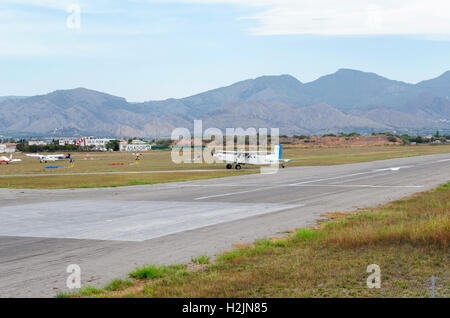 Aeromobili leggeri Pilatus PC-6, ha atterrato a Castellon de la Plana's airfield, dopo i paracadutisti hanno saltato. Giorno nuvoloso. Foto Stock