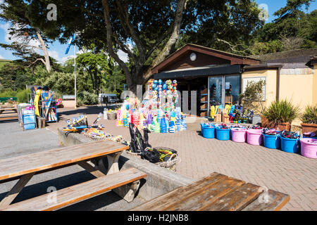 Colorato giocattoli da spiaggia e spiaggia di usura. Foto Stock