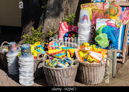 Colorato giocattoli da spiaggia. Foto Stock