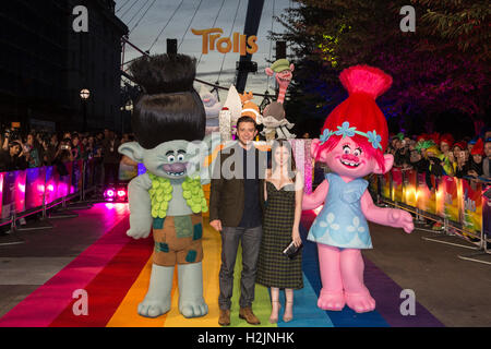 Londra, Regno Unito. 29 settembre 2016. Justin Timberlake e Anna Kendrick con personaggi del film. Anna Kendrick e Justin Timberlake avviare il filmato i troll e illumina il London Eye a Waterloo. Photocall per la nuova commedia animata troll che è prevista per il 21 ottobre 2016. Foto Stock