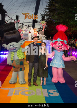 Londra, Regno Unito. 29 settembre 2016. Justin Timberlake e Anna Kendrick con troll personaggi del film. Anna Kendrick e Justin Timberlake avviare il filmato i troll e illumina il London Eye a Waterloo. Photocall per la nuova commedia animata troll che è prevista per il 21 ottobre 2016. Foto Stock