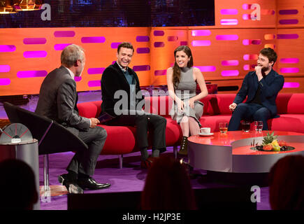 (Da sinistra a destra) Host Graham Norton, Justin Timberlake, Anna Kendrick e Daniel Radcliffe durante le riprese del Graham Norton Show at The London Studios di Londra, che sarà in onda su BBC1 il venerdì sera. Foto Stock