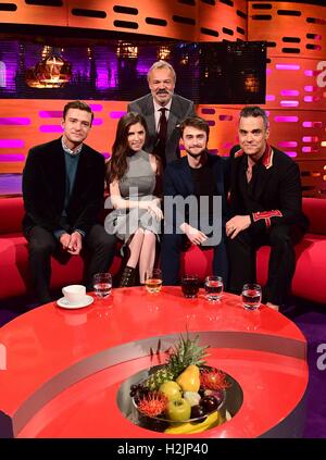 Host Graham Norton con gli ospiti (seduti da sinistra a destra) Justin Timberlake, Anna Kendrick, Daniel Radcliffe e Robbie Williams durante le riprese del Graham Norton Show at The London Studios di Londra, che sarà in onda su BBC1 il venerdì sera. Foto Stock