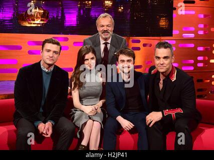 Host Graham Norton con gli ospiti (seduti da sinistra a destra) Justin Timberlake, Anna Kendrick, Daniel Radcliffe e Robbie Williams durante le riprese del Graham Norton Show at The London Studios di Londra, che sarà in onda su BBC1 il venerdì sera. Foto Stock