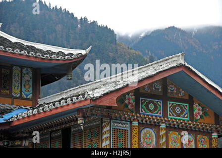 Un Tibetan House di Jiuzhaigou Par nazionale, Cina. Un buon esempio di etnico tibetano architettura e decorazione. Foto Stock