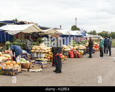 Persone che acquistano i cocomeri dal locale si spegne e gli operatori di mercato nella città russa di Sterlitamak nei mesi autunnali di Settemb Foto Stock