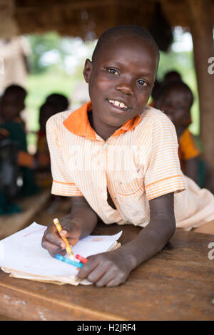 Gli studenti fanno pratica con arte e disegno in una scuola primaria in Kaberamaido, Uganda. Foto Stock