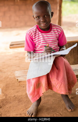 Gli studenti fanno pratica con arte e disegno in una scuola primaria in Kaberamaido, Uganda. Foto Stock