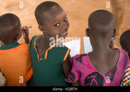 Gli studenti a studiare presso la scuola primaria in Kaberamaido, Uganda. Foto Stock