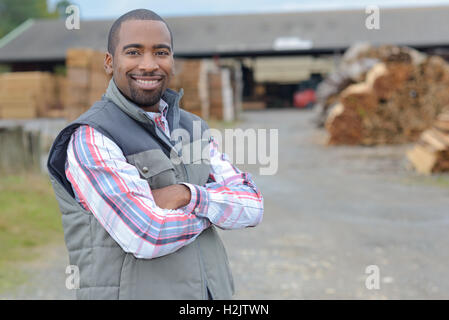 Ritratto di uomo in cantiere di legno Foto Stock