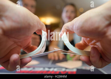 Croupier la distribuzione delle carte Foto Stock