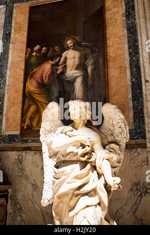 Angelo statua di fronte a Gesù pittura all interno del Pantheon di Roma. Foto Stock