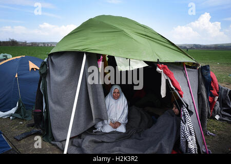 Un rifugiato donna è visto all'interno di una tenda, in un campo di rifugiati nel nord del villaggio greco di Idomeni, alla Greca confine macedone. Migliaia di rifugiati e migranti sono rimasti bloccati per mesi al Greco confine macedone, presso il campo di rifugiati nei pressi del villaggio di Idomeni, fino a quando il governo greco ha deciso di evacuare l'area. Foto Stock