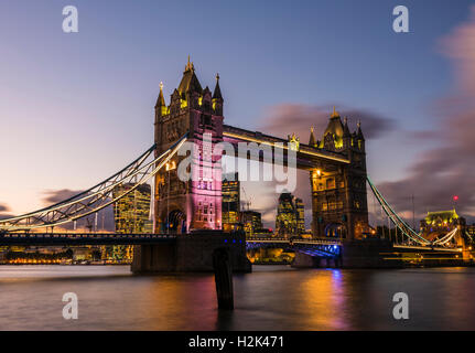 Luci e barche catturati al tramonto di una lunga esposizione del Tower Bridge, London, Regno Unito Foto Stock