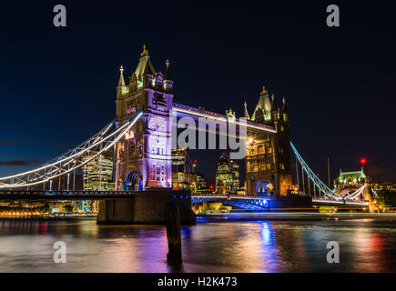 Luci, barche e stelle catturata in una lunga esposizione del Tower Bridge, London, Regno Unito Foto Stock