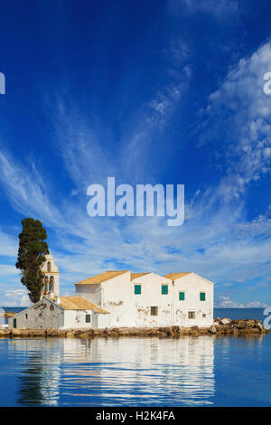 Sunset scena di Vlacherna Monastery, Kanoni, Corfù, Grecia Foto Stock