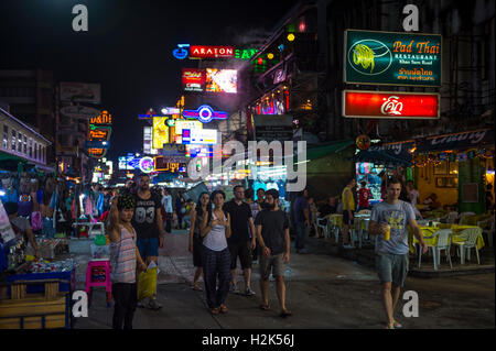 BANGKOK - Novembre 17, 2014: turisti, fornitori e touts condividono la via pedonale su una tipica serata a Khao San Road. Foto Stock