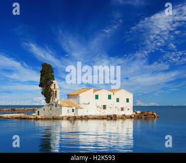 Sunset scena di Vlacherna Monastery, Kanoni, Corfù, Grecia Foto Stock