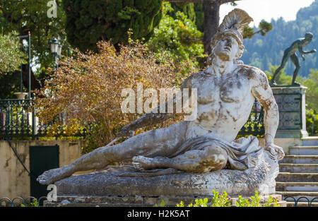 Famosa statua di Achille ferito nel giardino di palazzo Achillion a Corfù, Grecia Foto Stock