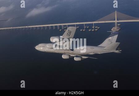 Un U.S. Air Force KC-135R Stratotanker velivolo vola sopra il Bob Graham Sunshine Skyway bridge over Tampa Bay Agosto 8, 2016 vicino a Tampa, Florida. Foto Stock