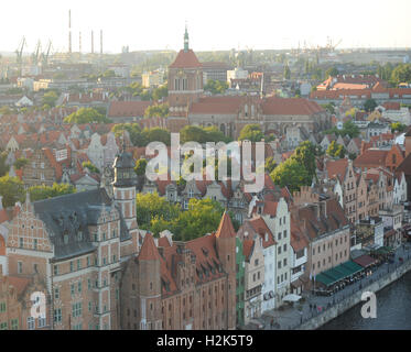 La Polonia. Gdansk. La città vecchia. Dock e il fiume Motlawa. Foto Stock