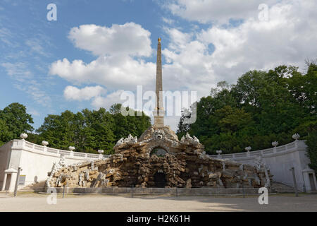 Obelisco Fontana e il Palazzo di Schönbrunn, Hietzing, Vienna, Austria Foto Stock