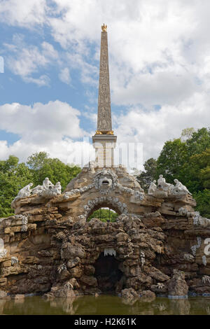 Obelisco Fontana e il Palazzo di Schönbrunn, Hietzing, Vienna, Austria Foto Stock