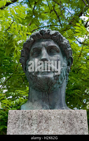 Fusione in bronzo, busto di Adriano, il cortile di Glyptothek, Monaco di Baviera, Germania Foto Stock