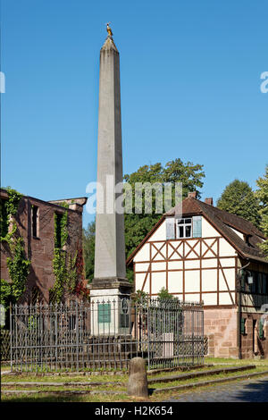 Obelisco con ex coach house, sulla sinistra la rovina del martello residenza familiare, storica fabbrica martello, Laufamholz, Norimberga Foto Stock