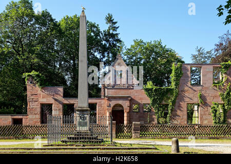 Un obelisco con le rovine della famiglia martello mansion, storica fabbrica martello, Laufamholz, Norimberga, Media Franconia Foto Stock