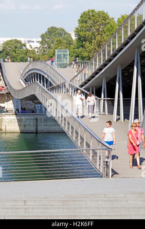 Parigi, Pont Simone de Beauvoir oltre la Senna Foto Stock