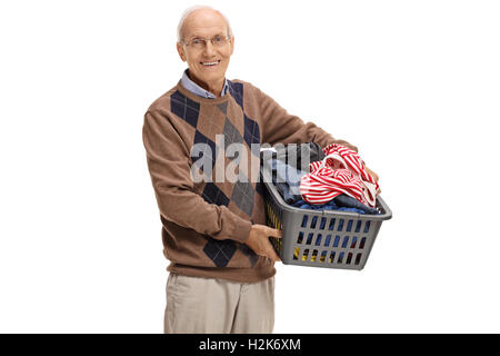 Uomo anziano tenendo un cesto per la biancheria pieno di vestiti isolati su sfondo bianco Foto Stock