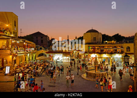 Twilight a Ippocrate (Ipokratous) Square, a Rodi città vecchia isola di Rodi, Dodecanneso isole, Grecia. Foto Stock