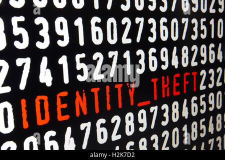 Schermo di computer con il furto di identità il testo su sfondo nero. Posizione orizzontale Foto Stock