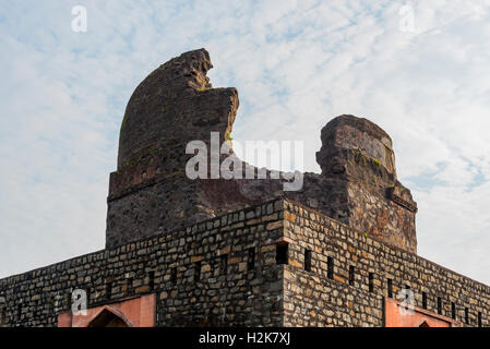 Cupola rotto di un antica piazza monumento in Mandu, Madhya Pradesh, India Foto Stock