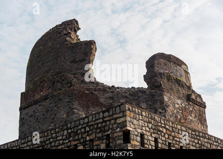 Cupola rotto di un antica piazza monumento in Mandu, Madhya Pradesh, India Foto Stock