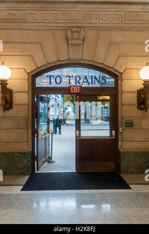 Uscita per il New Jersey Transit treni pendolari a livello della rampa e dal terminal dei traghetti di Hoboken New Jersey Foto Stock