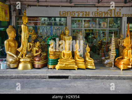 Strada di statue di Buddha a Bangkok, in Thailandia Foto Stock