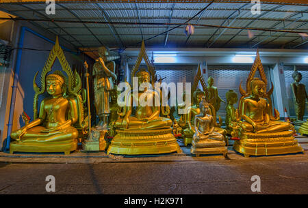 Strada di statue di Buddha a Bangkok, in Thailandia Foto Stock