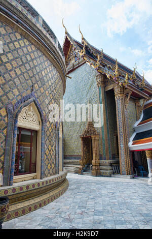 Ornati in tempio di Wat Ratchabophit, Bangkok, Thailandia Foto Stock