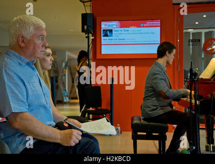 Il presentatore Sean Rafferty ospita una sessione di musica dal vivo presso la BBC Radio 3 studio presso il centro di Southbank celebrando sette decenni di musica e cultura sul programma il settantesimo anniversario.london.UK Foto Stock