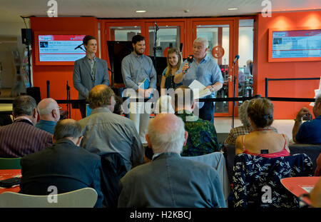 Il presentatore Sean Rafferty ospita una sessione di musica dal vivo presso la BBC Radio 3 studio presso il centro di Southbank celebrando sette decenni di musica e cultura sul programma il settantesimo anniversario.london.UK Foto Stock