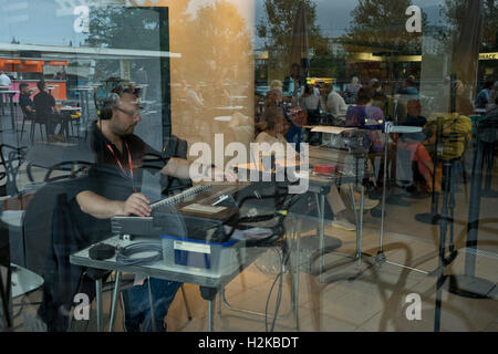 BBC Radio 3 studio presso il centro di Southbank celebrando sette decenni della musica e della cultura. Alla vigilia del programma il settantesimo anniversario, veterano presentatore Sean Rafferty ospita una sessione di musica dal vivo. London.UK Foto Stock