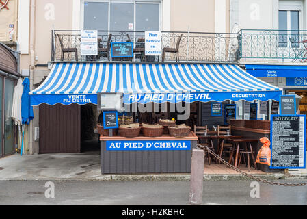 Ristoranti di pesce lungo il porto, Cancale, Brittany, Francia, Unione Europea, Europa Foto Stock