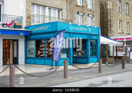 Ristoranti di pesce lungo il porto, Cancale, Brittany, Francia, Unione Europea, Europa Foto Stock