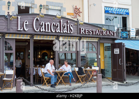 Ristoranti di pesce lungo il porto, Cancale, Brittany, Francia, Unione Europea, Europa Foto Stock