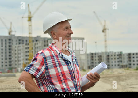 Senior in uomo in costruzione Foto Stock
